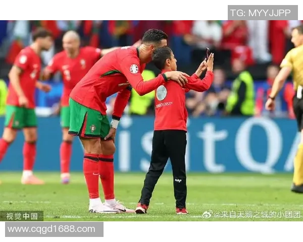 足球明星现场与球迷激烈互动引发热议,球场气氛瞬间升温 足球明星现场与球迷激烈互动引发热议,球场气氛瞬间升温